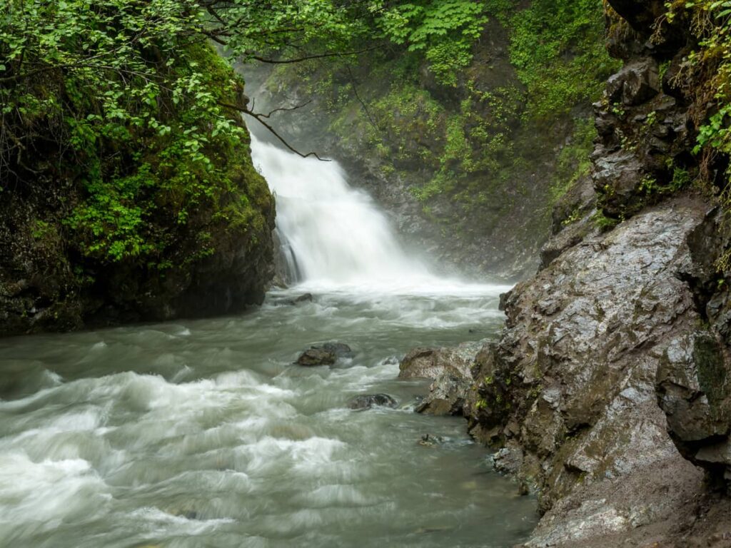 instagram-worthy-spots-on-the-glenn-highway-thunderbird-falls